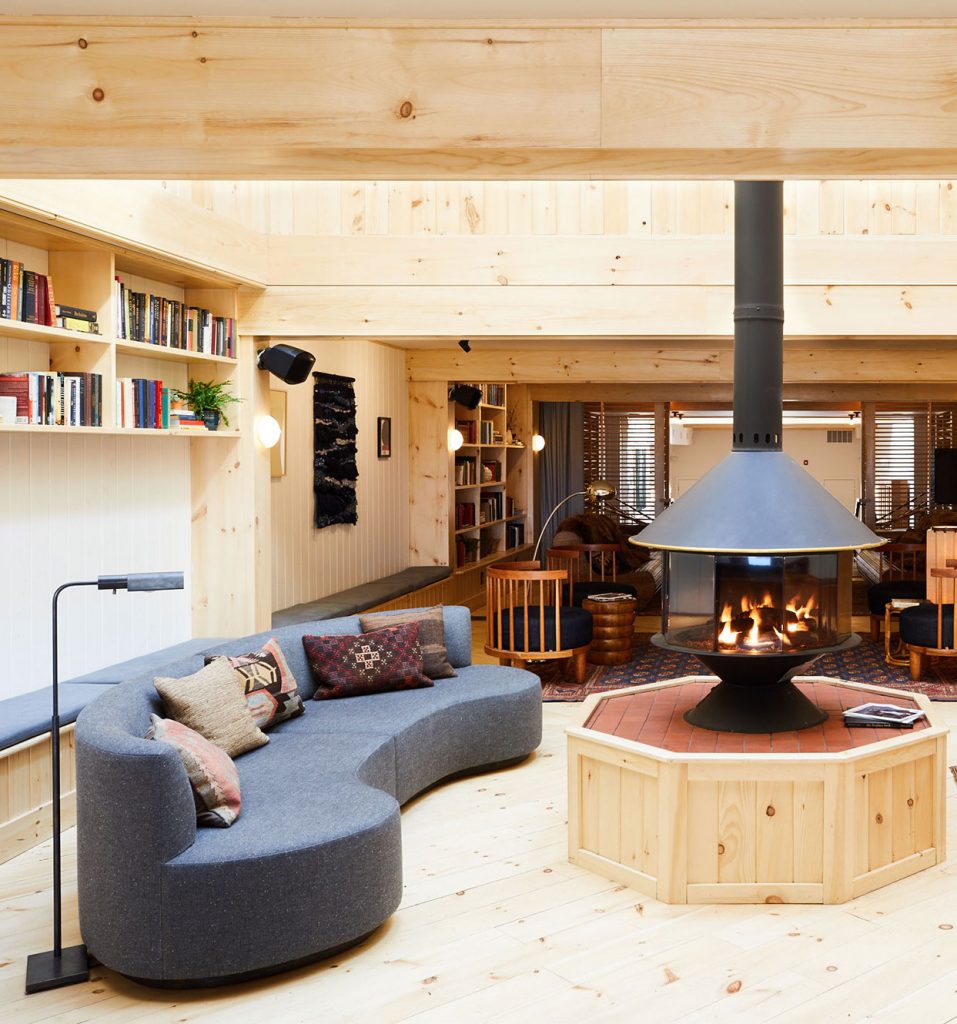 chalet noir salon bois rond marron - blog déco - clem around the corner