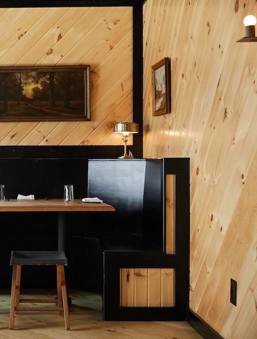 chalet noir table à manger bois marron tabourets noirs - blog déco - clem around the corner