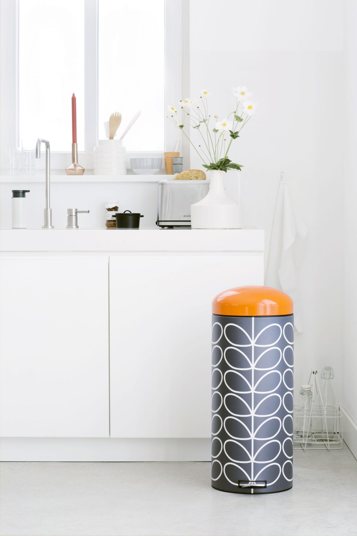 style retro orla kiely brabantia poubelle noir orange - blog deco - clem around the corner