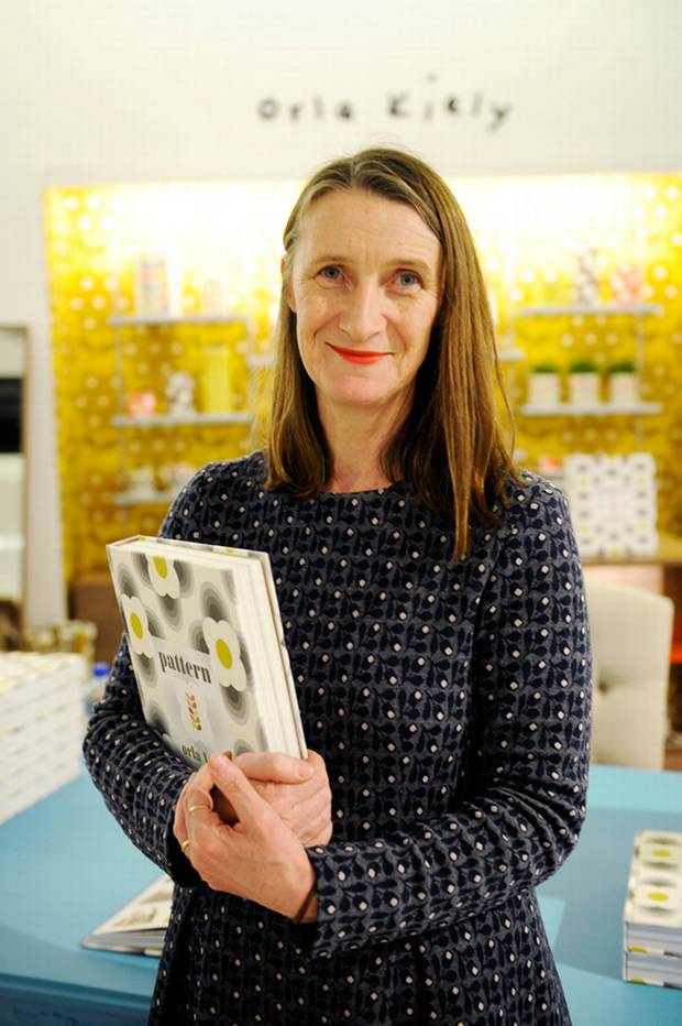 style rétro portrait livre table bleu - blog déco - clem around the corner