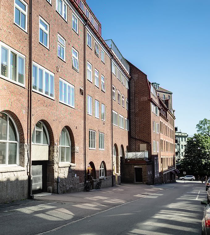 loft suédois extérieur ruelle suède - blog déco - clem around the corner