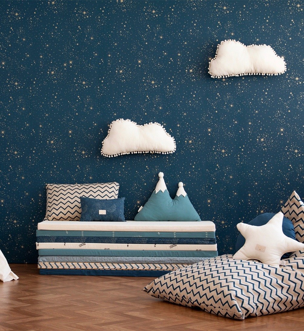 chambre bébé deco bleu blanc crème nuage montagne