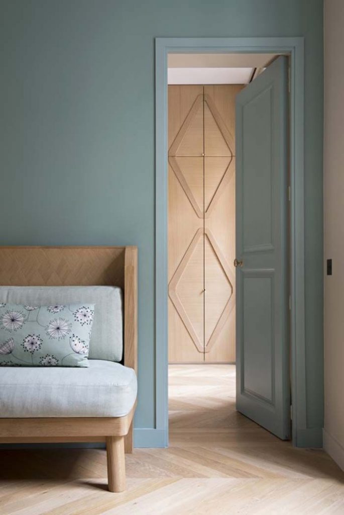 peinture murale bleu gris poussiéreux salon porte gravé losange 