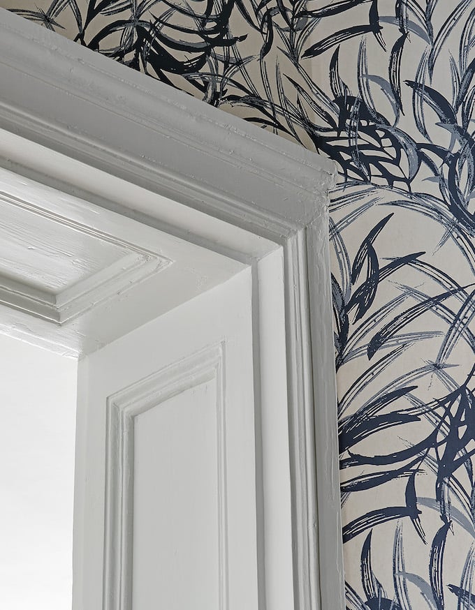 appartement suédois hall moulures tapisserie bleu - blog déco - clem around the corner