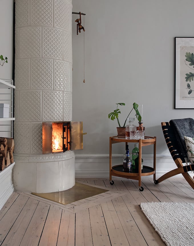 appartement suédois salon poêle feu blanc - blog déco - clem around the corner
