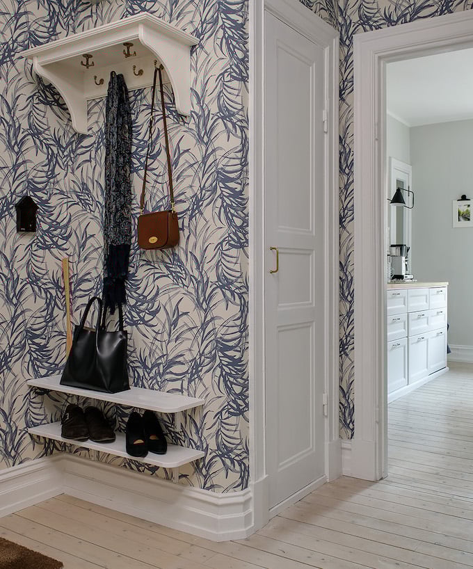 appartement suédois hall tapisserie bleu - blog déco - clem around the corner