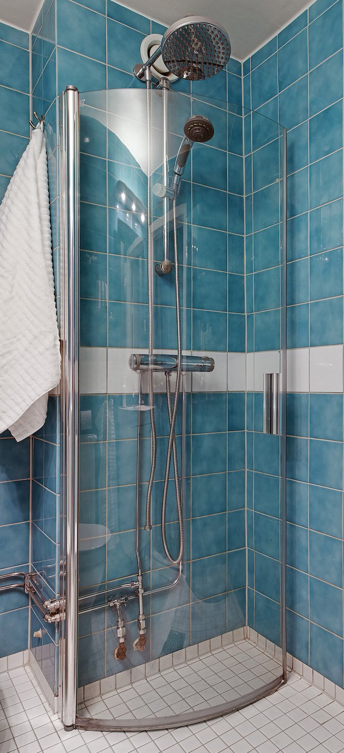 appartement suédois douche carrelage bleu blanc - blog déco - clem around the corner