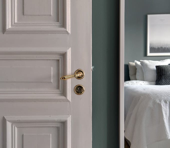 appartement suédois chambre porte blanche moulures - blog déco - clem around the corner