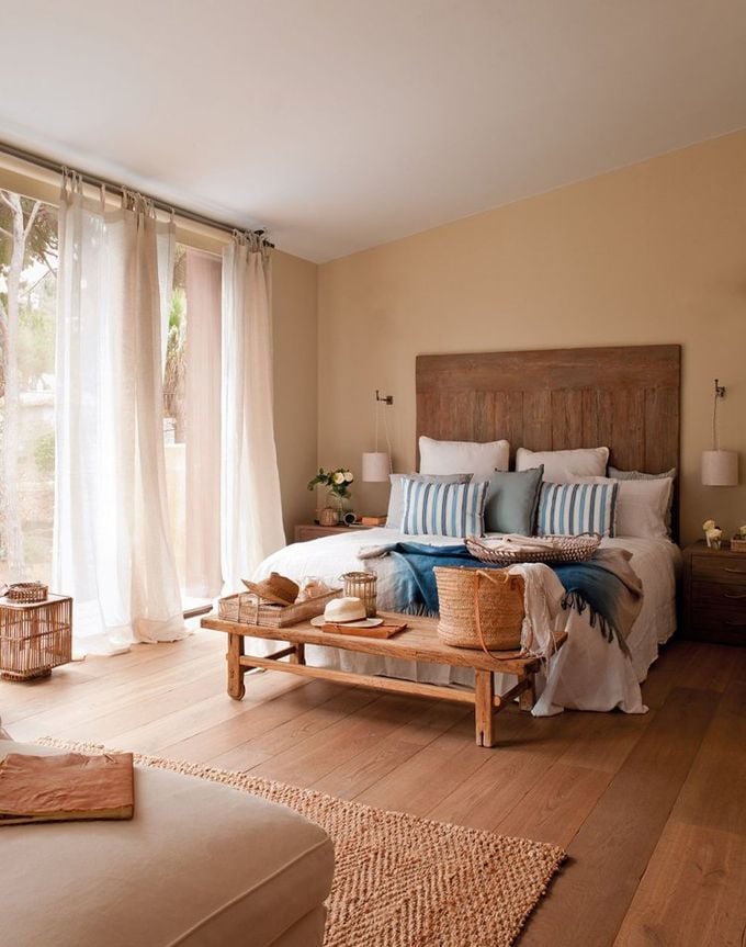 pièce suite parentale style colonial cosy design meuble en bambou rotin moderne boho bohème tête lit bois banc fenêtres