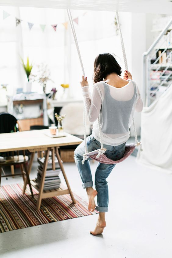 balançoire intérieure à fabriquer soi-même en laine tricot DIY - blog déco - Clem Around The Corner