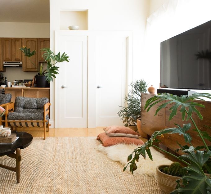 petit appartement minimaliste cuisine ouverte salon télévision portes blog déco clem around the corner