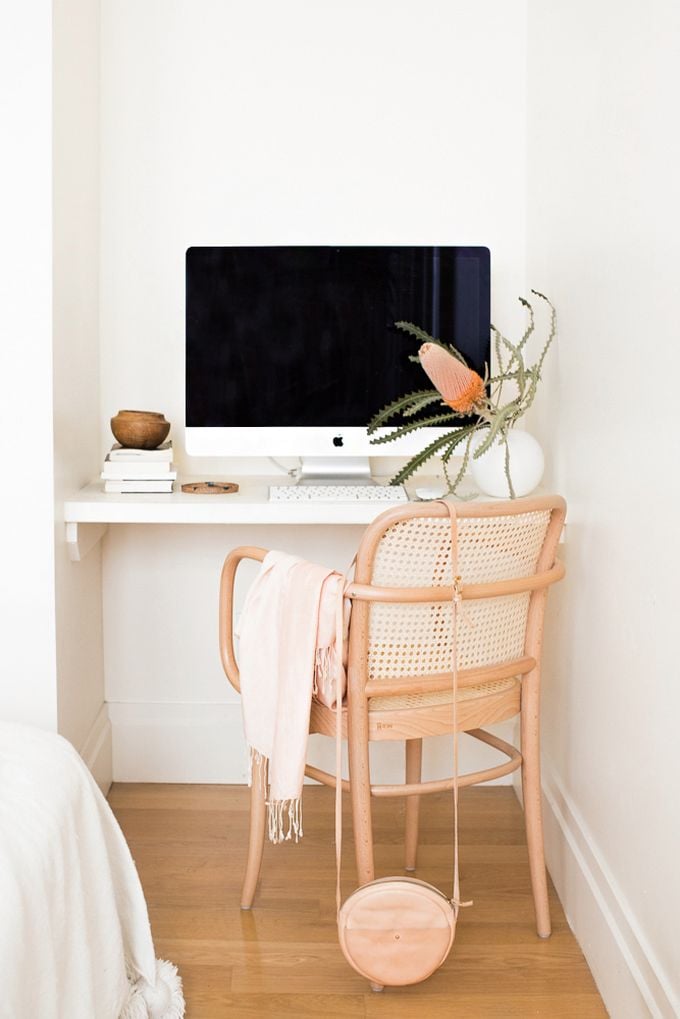 petit appartement minimaliste bureau chambre mac ordinateur blog déco clem around the corner