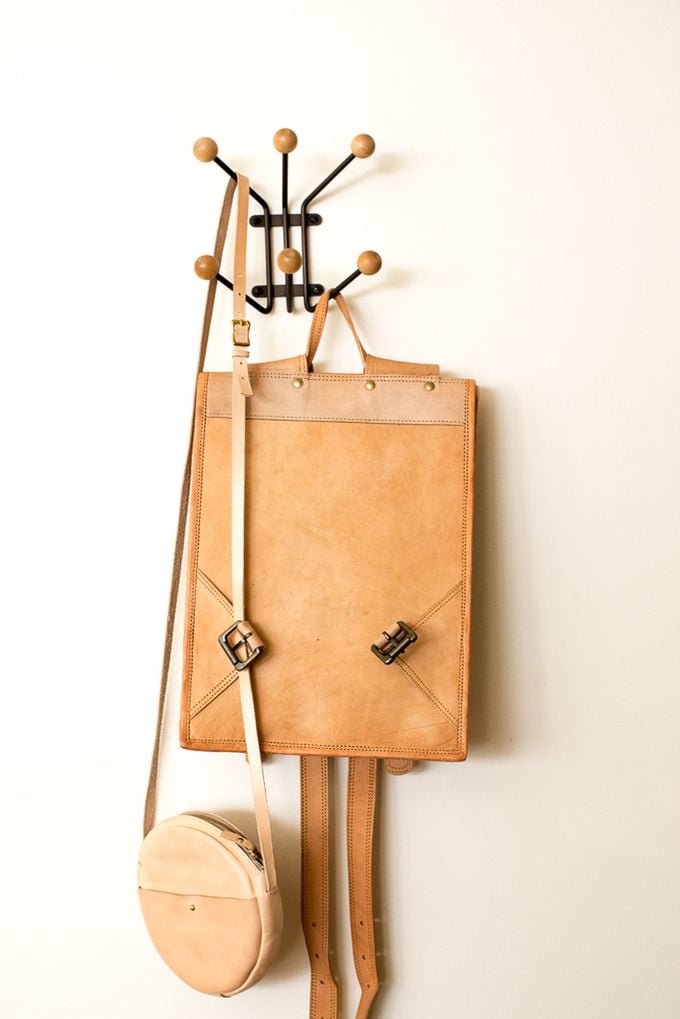 petit appartement minimaliste sac cuir porte manteau blog déco clem around the corner