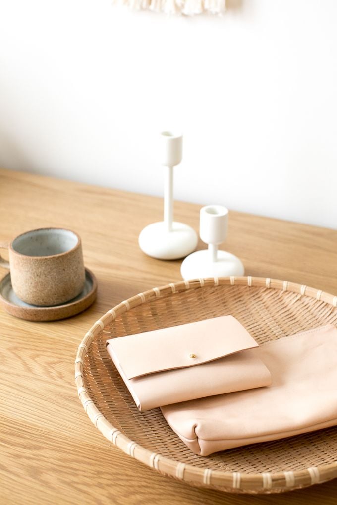 petit appartement minimaliste pochette cuir chambre décoration blog déco clem around the corner