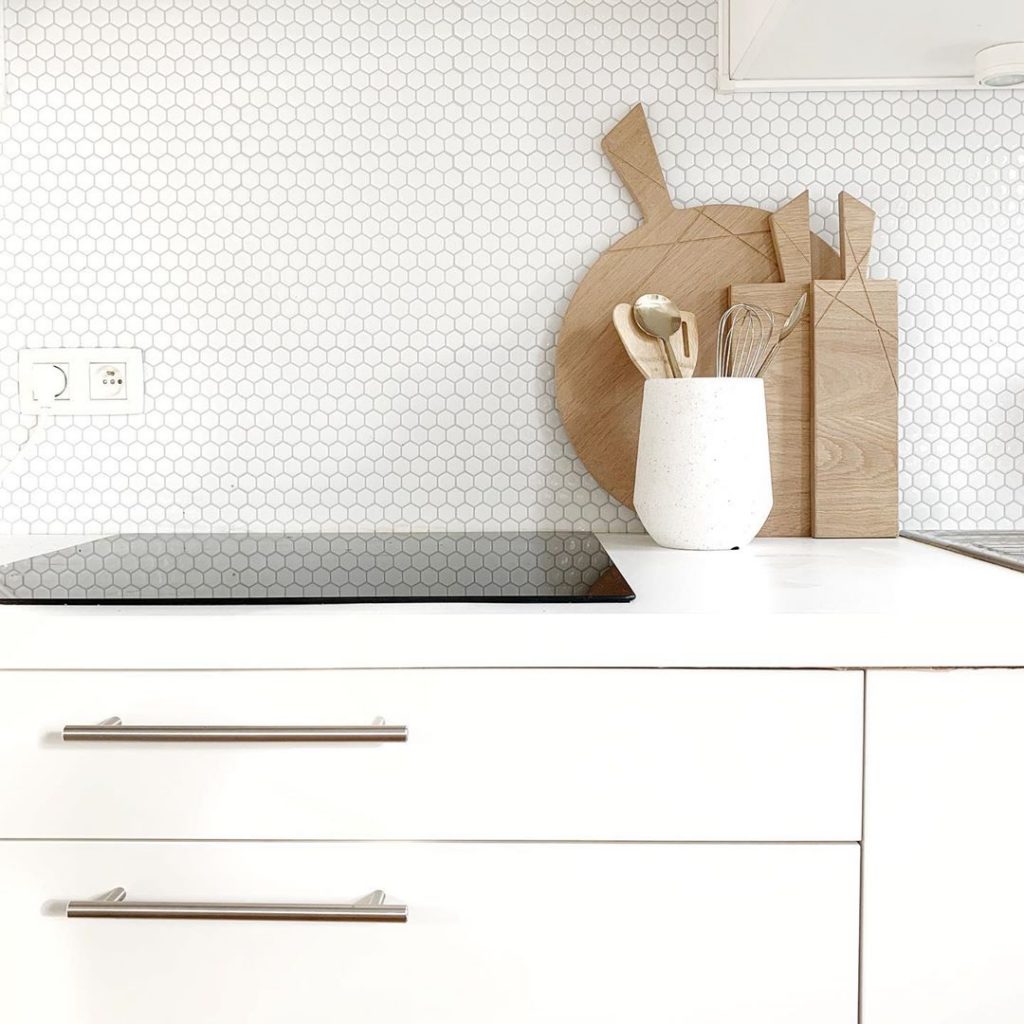 pierre papier ciseaux cuisine minimaliste hygge blanc bois - blog déco - clem around the corner