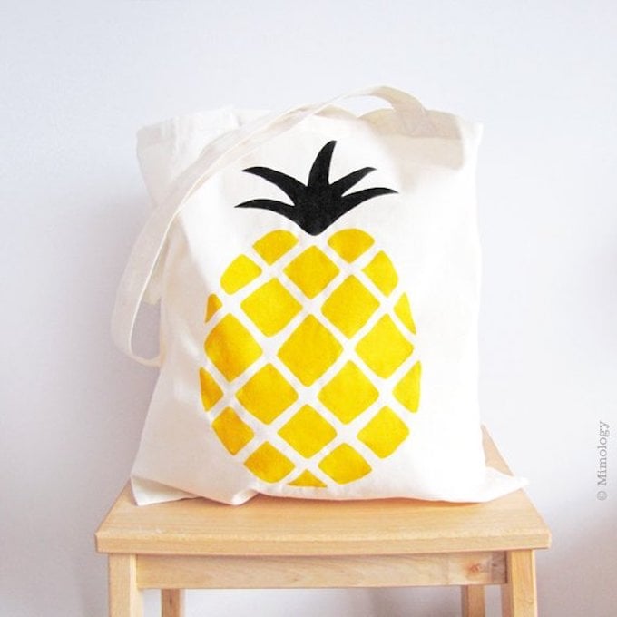 zéro déchet tote bag sac tissu ananas tabouret carré bois mur blanc - blog déco - clem around the corner