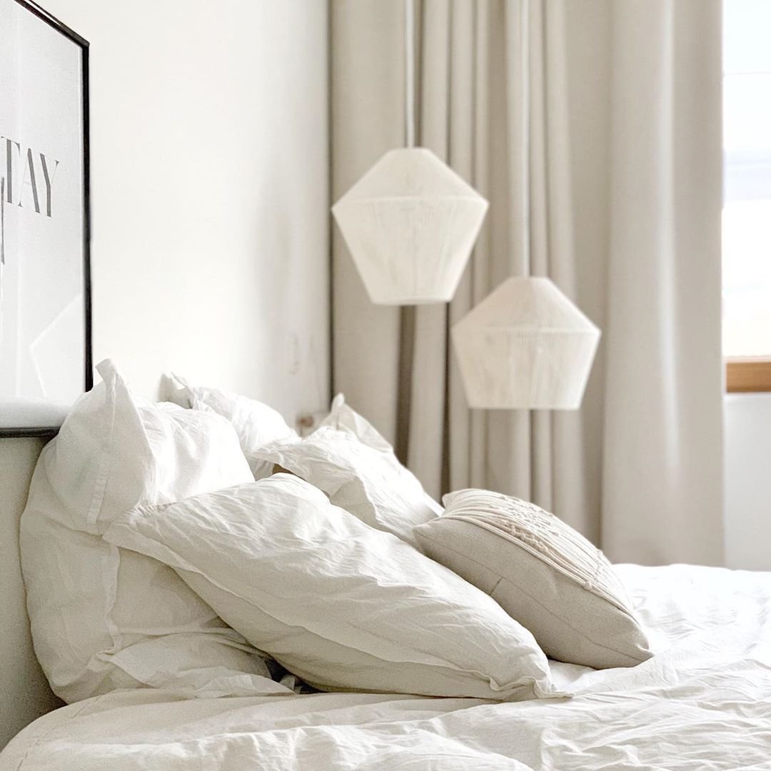 pierre papier ciseaux intérieur minimaliste lit chambre coussins blanc duo luminaire - blog déco - clem around the corner