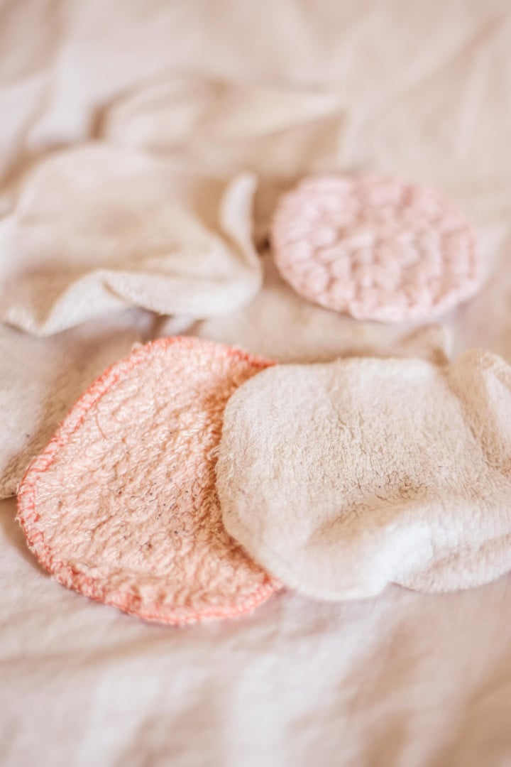 zéro déchet carré démaquillant coton lavable blanc rose pastel lit