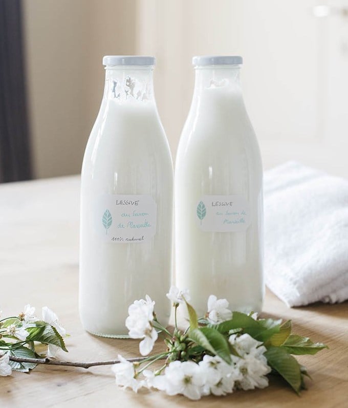 zéro déchet bouteille lessive maison diy blanc fleurs linge maison propre - blog déco - clem around the corner