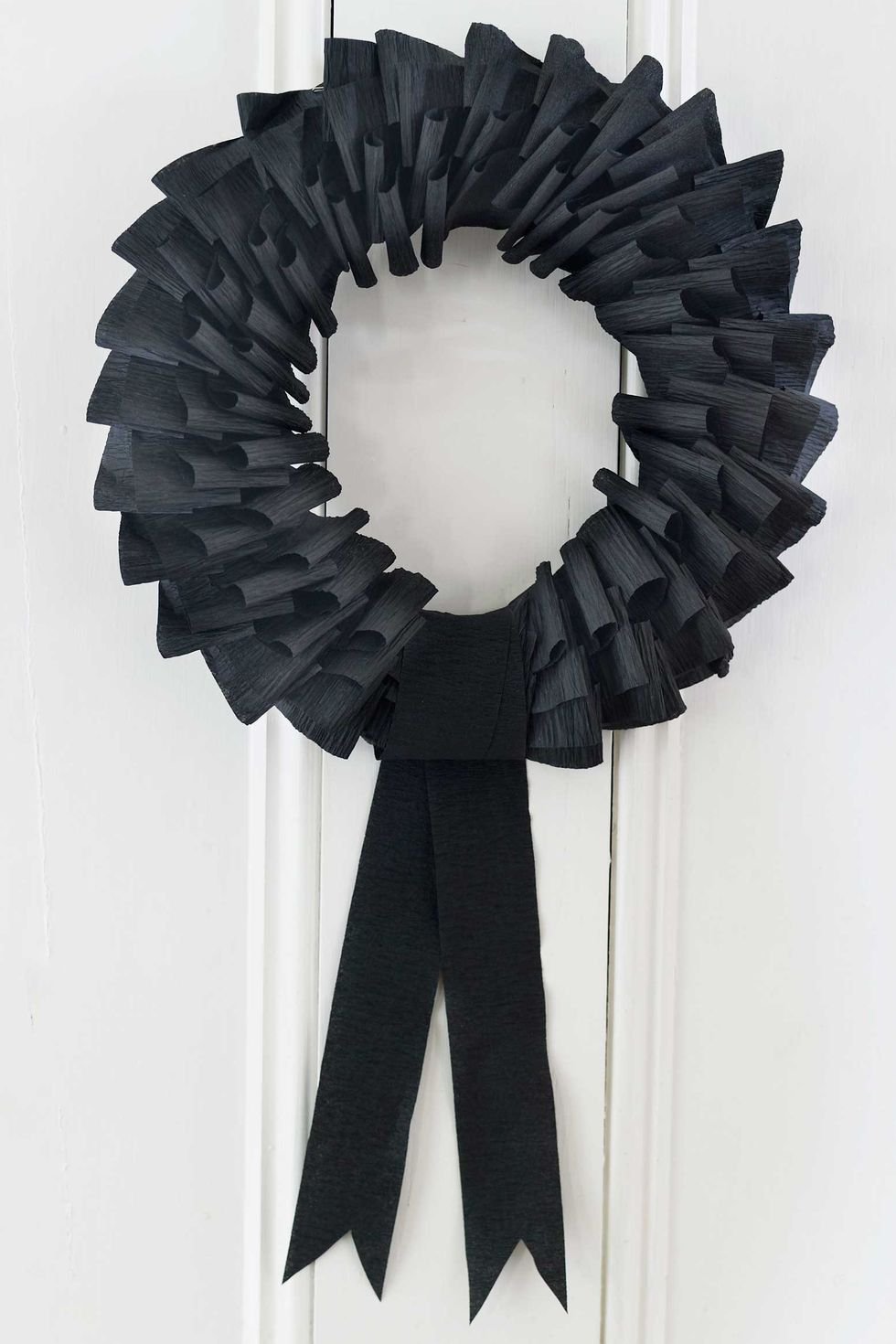 déco diy halloween facile couronne porte noire papier crépon - blog déco - clem around the corner