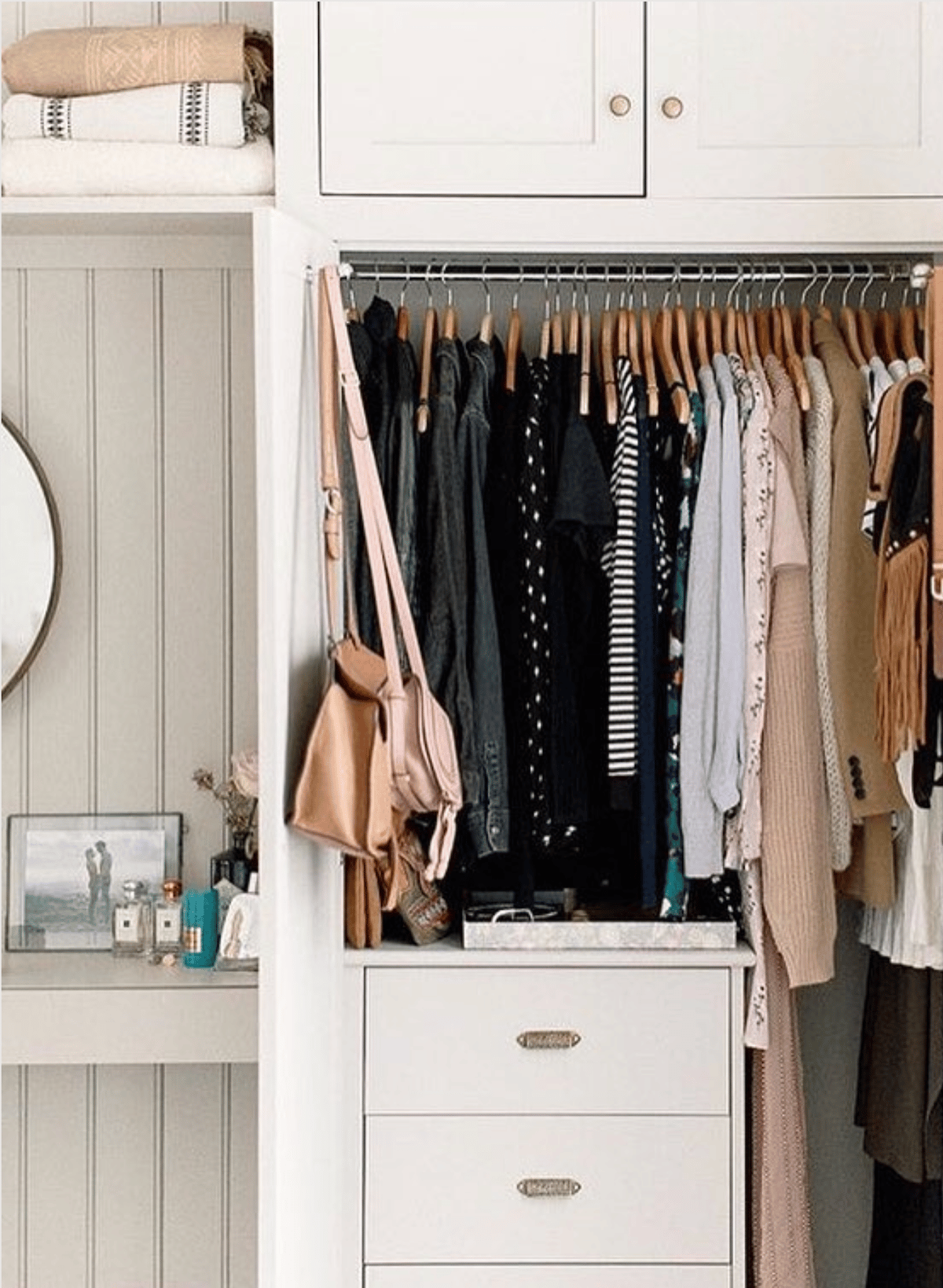 méthode de rangement marie kondo dressing vêtements habits konmari - blog déco - clem around the corner