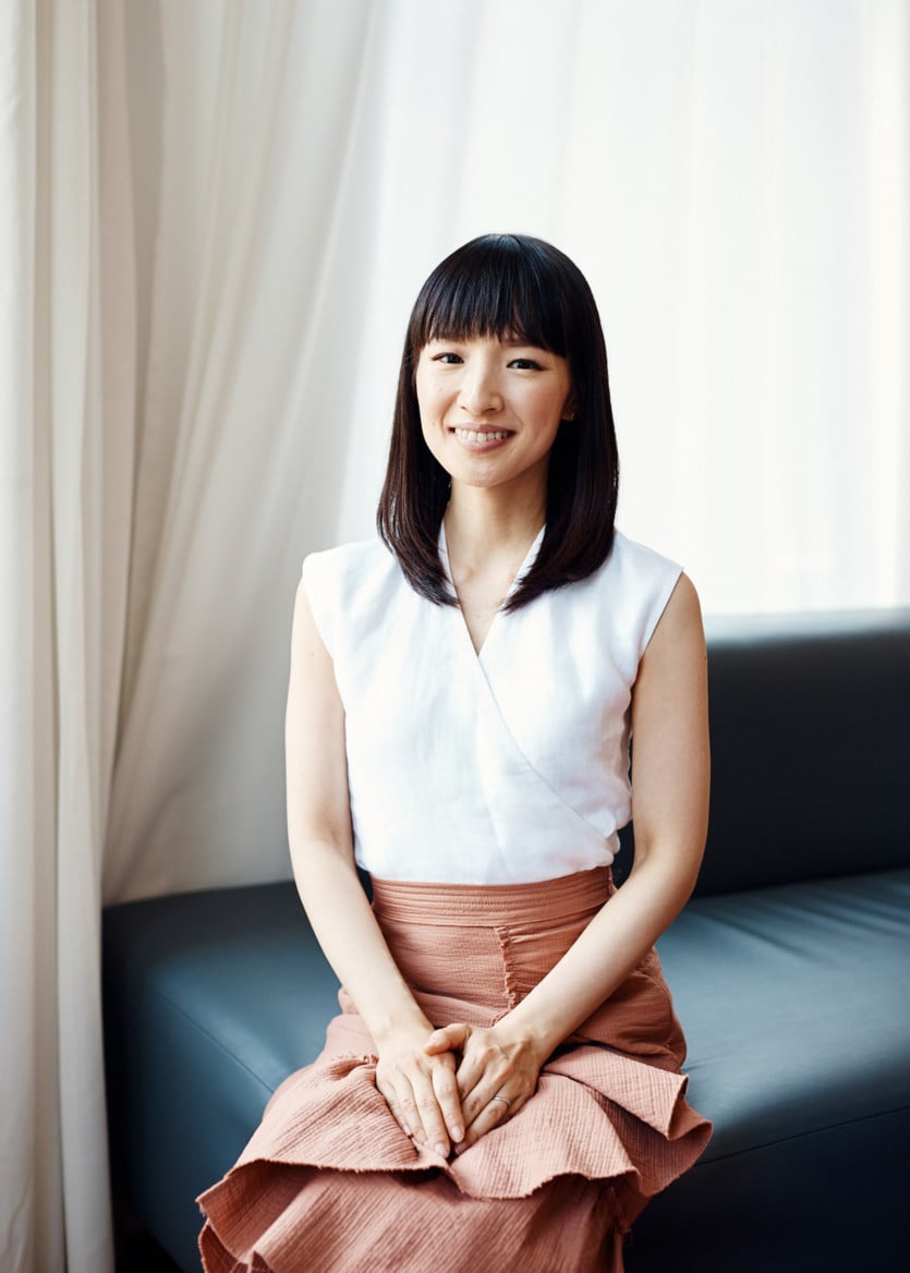 méthode de rangement marie kondo portrait canapé cuir jupe terracotta - blog déco - clem around the corner