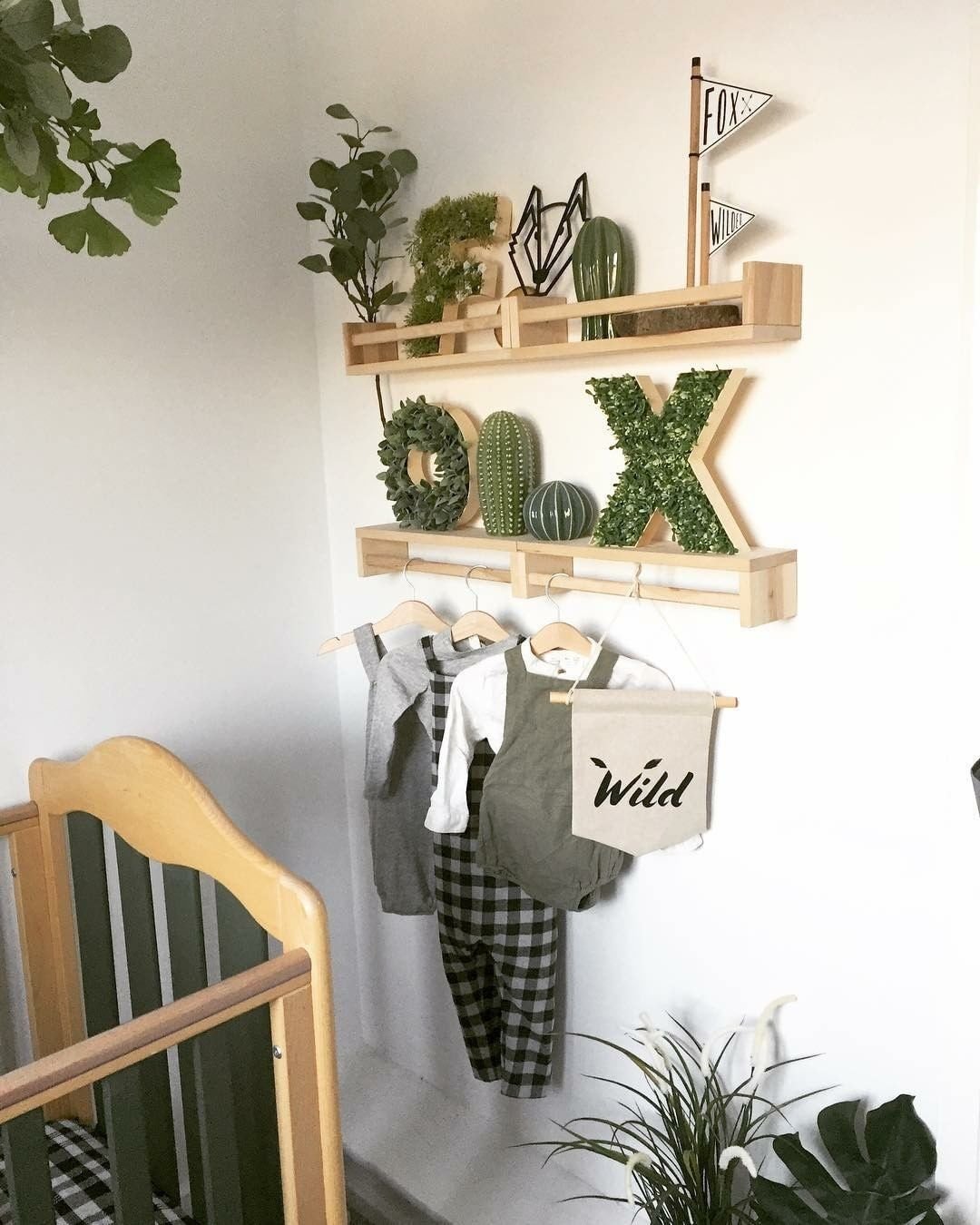 étagère Ikea bekvam hack chambre bébé blanc kaki style urban jungle berceau plante ambience décoration