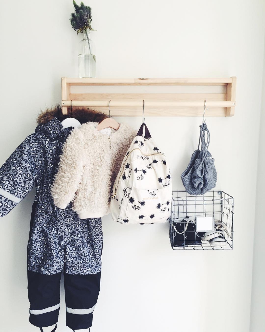 étagère Ikea bois retourné chambre enfant bleu blanc fourrure plume blanche - blog déco - clem around the corner