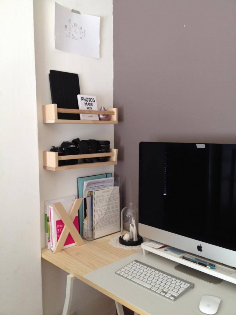 étagère Ikea bois bureau chambre ordinateur appareil photo mur blanc violet - blog déco - clem around the corner