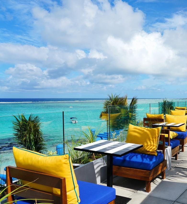 salt of palmar terrasse jaune bleu vue océan - blog déco - clem around the corner