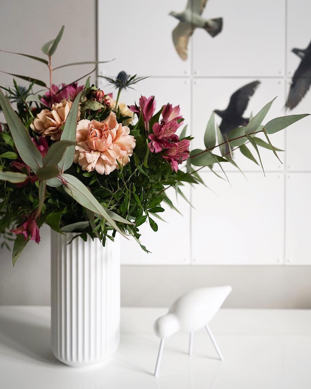 déco scandinave bucolique appart vase blanc bouquet fleur rose - blog déco - clem around the corner