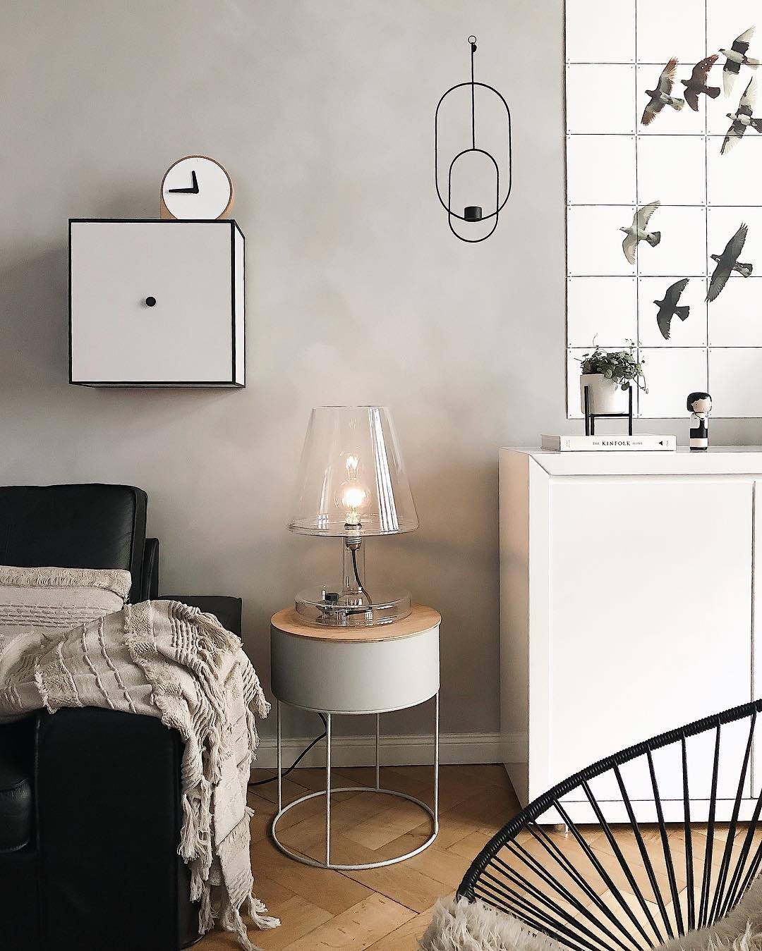 couleur pastel salon canapé cuir noir lampe transparente bois plaid marron pompon chaise grillage - blog déco - clem around the corner