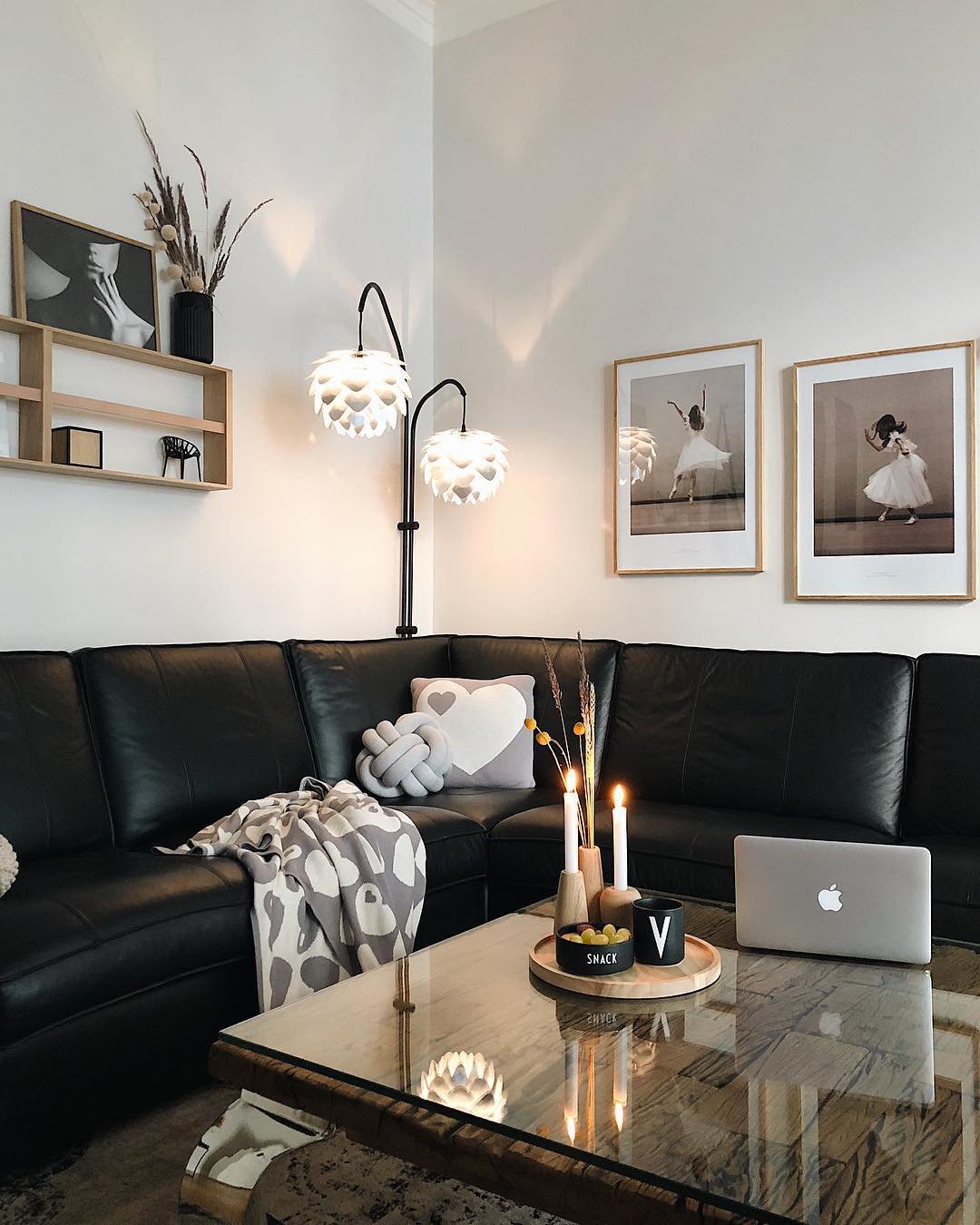 couleur pastel salon canapé angle cuir table basse bois plaque vitrée plateau rond - blog déco - clem around the corner