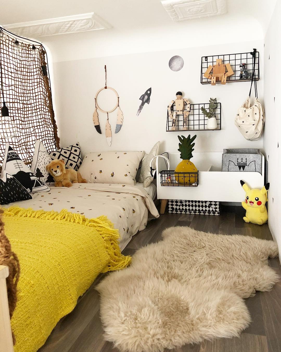 couleur pastel intérieur mezzanine bois tapis fourrure étagère jouet blanc filet marron - blog déco - clem around the corner