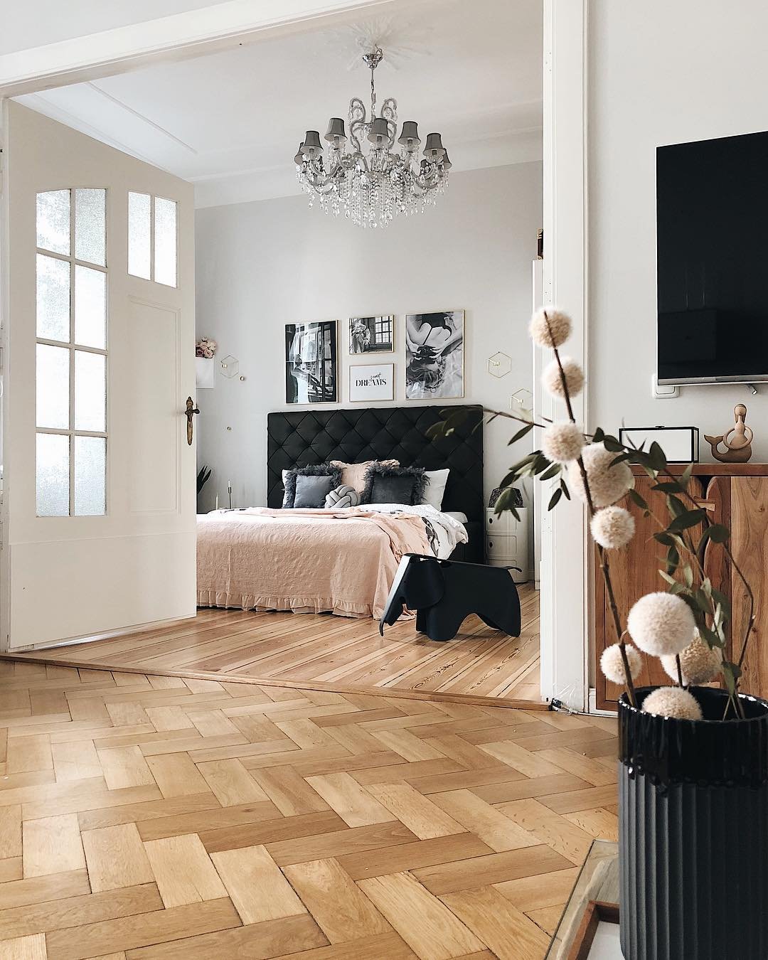 déco scandinave bucolique couleur pastel entrée grande porte blanche salon chambre vase noir plante télévision meuble bois