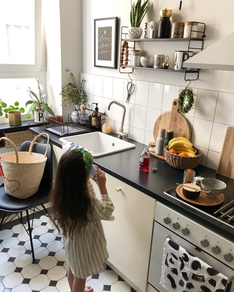 couleur pastel cuisine sol carrelage noir et blanc fenêtre sac osier coeur - blog déco - clem around the corner