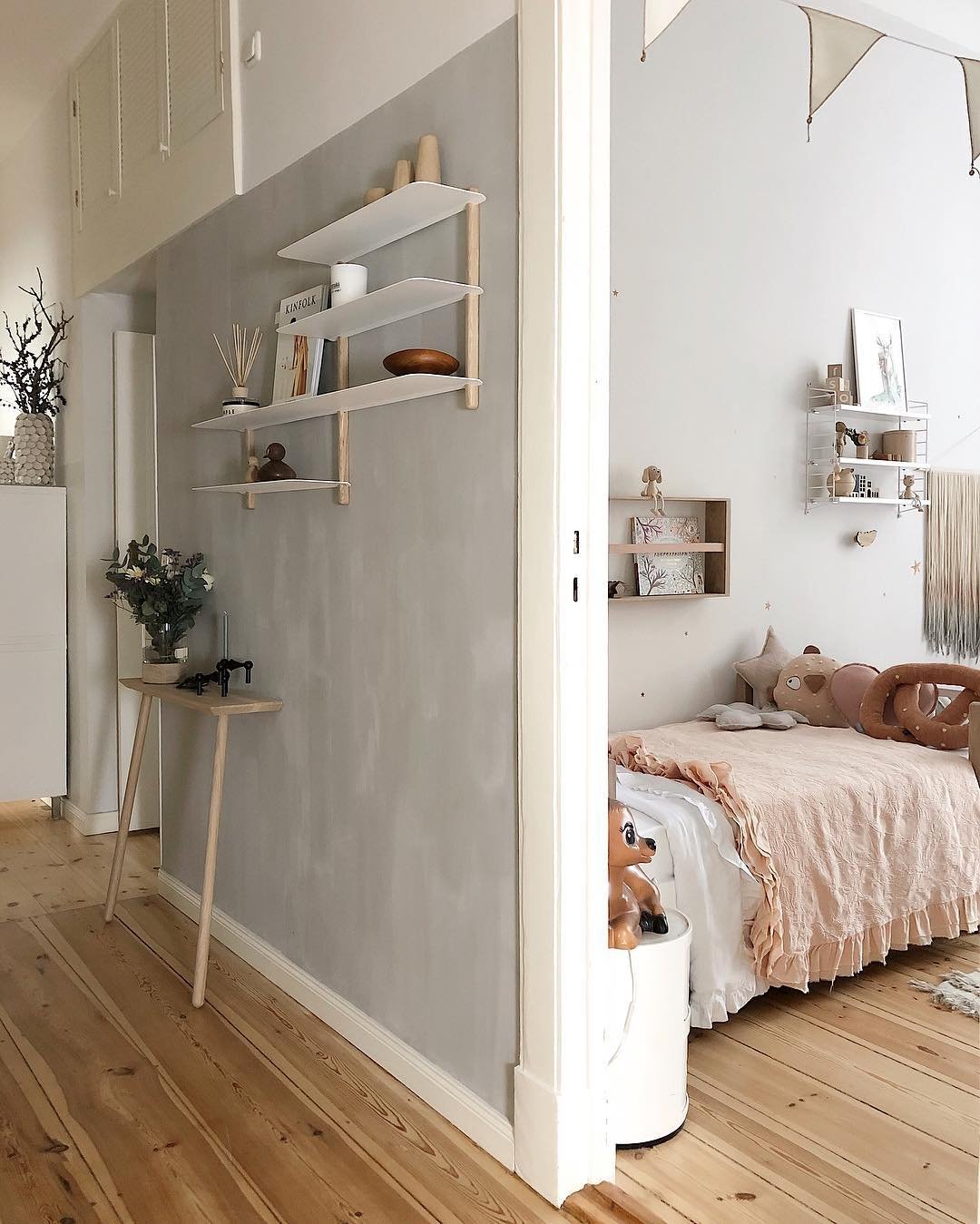 couleur pastel couloir mur gris chambre rose parquet bois frange tie and dye - blog déco - clem around the corner