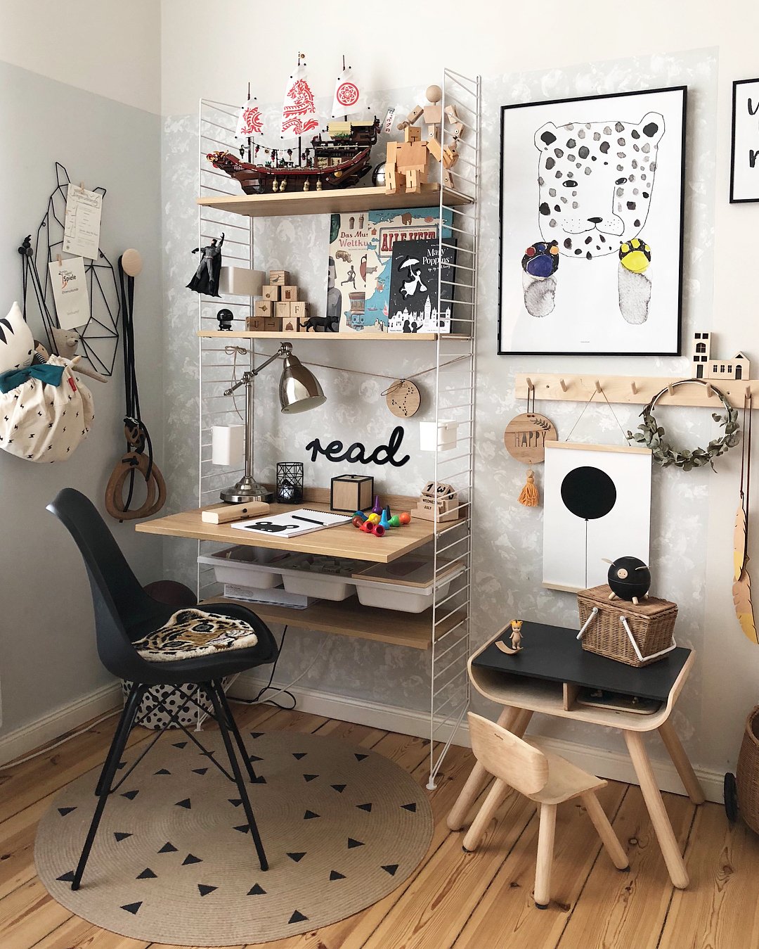 couleur pastel coin bureau des enfants tapis rond triangle petite table bois