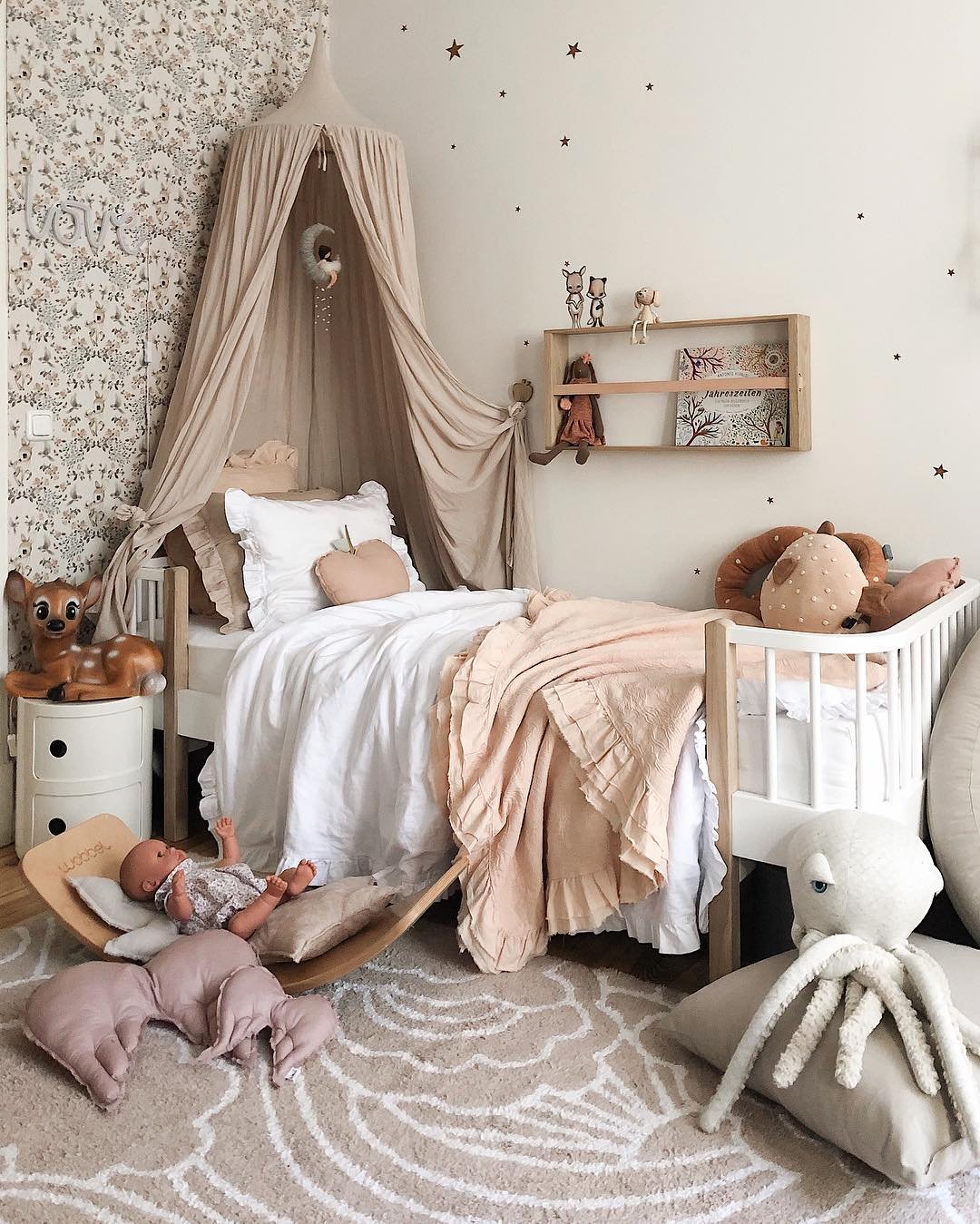 couleur pastel chambre rose saumon blanc papier peint peluche jouet lit - blog déco - clem around the corner