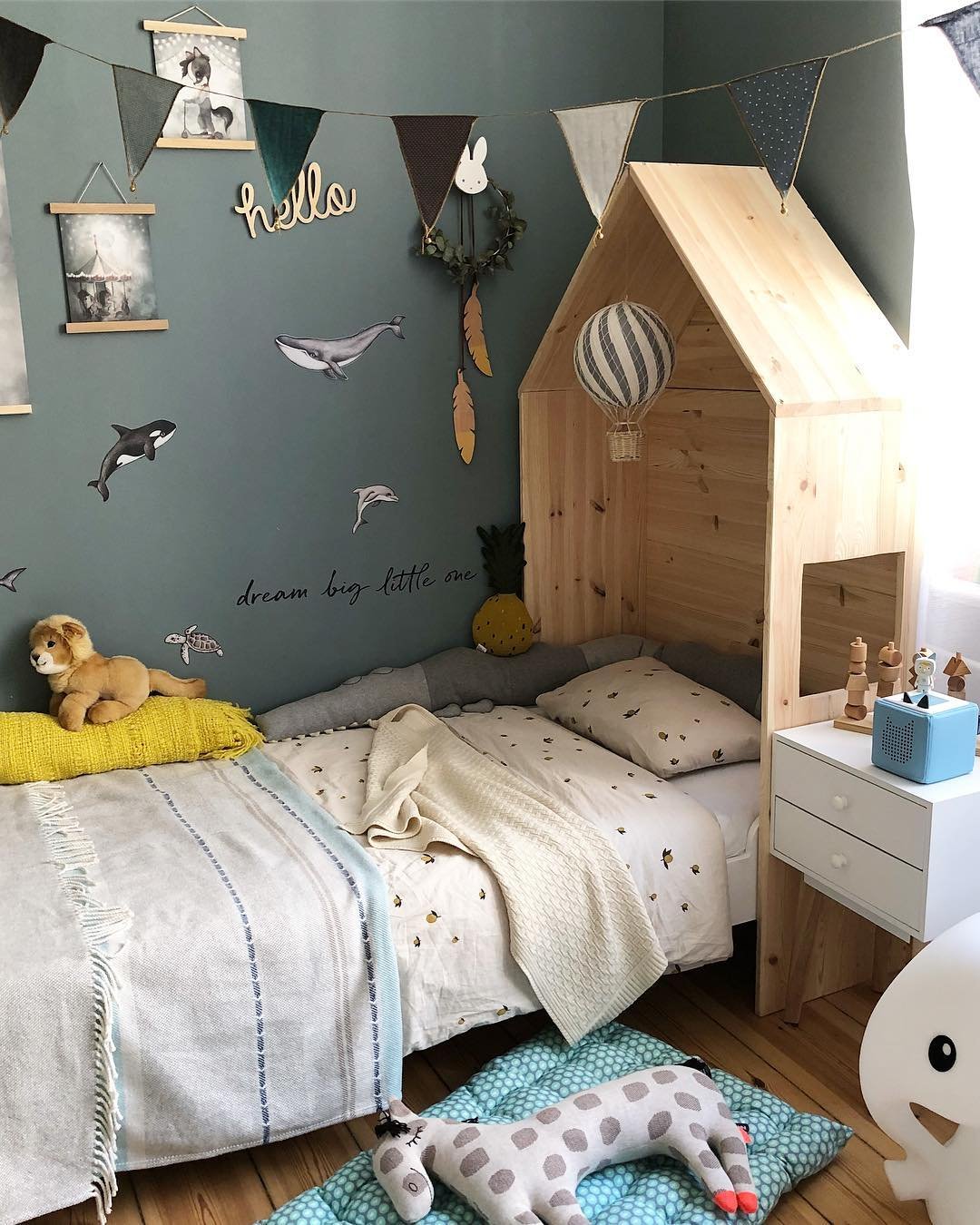 couleur pastel chambre enfant lit cabane mur bleu gris mots dessin colle - blog déco - clem around the corner