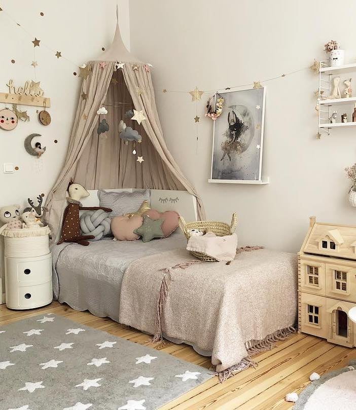couleur pastel chambre blanche tapis étoile gris coussin coeur table basse monde enfant - blog déco - clem around the corner
