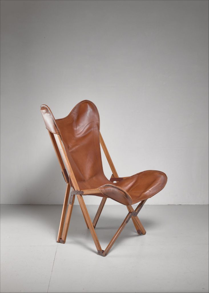 fauteuil butterfly fauteuil tripolina cuir pied bois croisé fond gris blanc - blog déco - clem around the corner