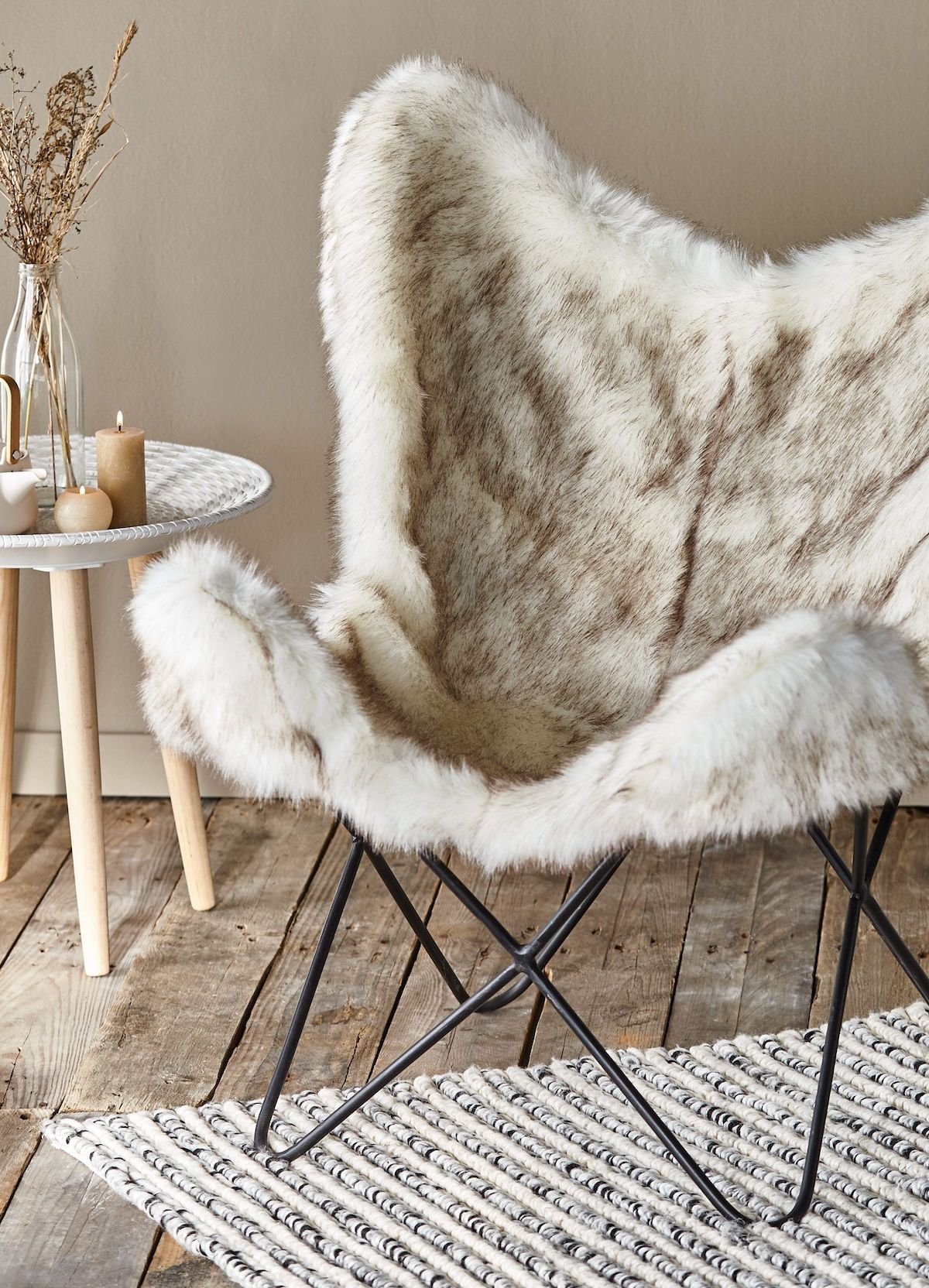 fauteuil butterfly fauteuil fourrure dégradé blanc marron salon scandinave - blog déco - clem around the corner