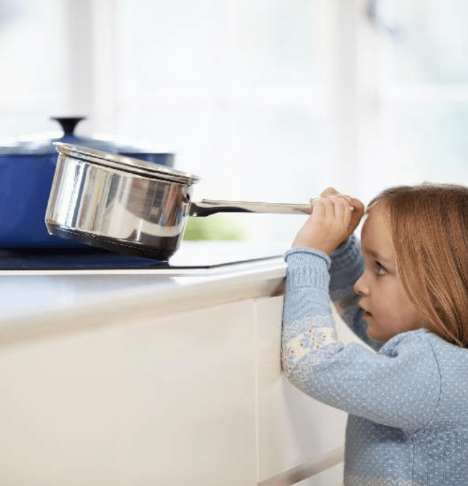 habitat connect cuisine enfant casserole plaque cuisson sécurité - blog déco - clem around the corner