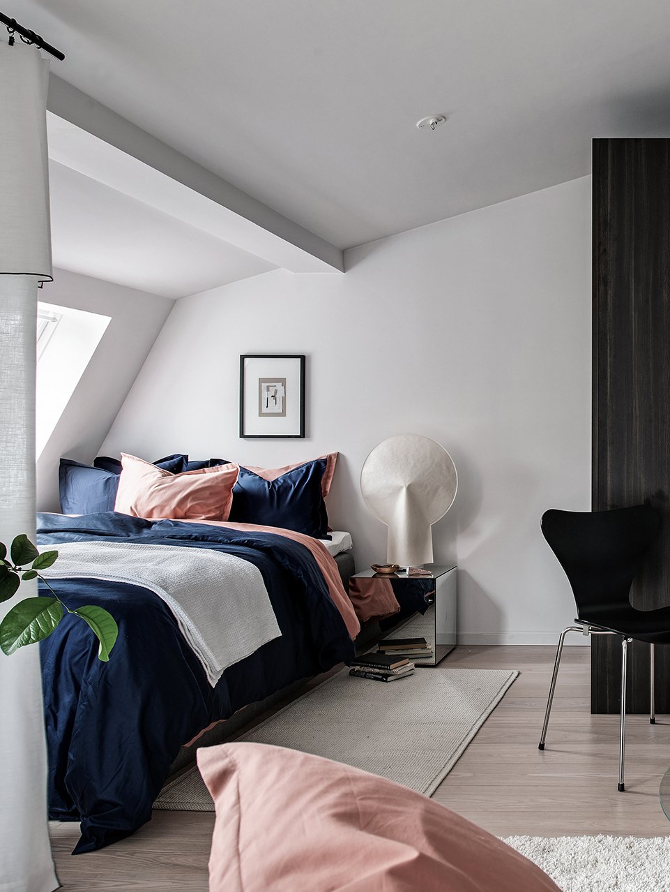 studio 35m2 pour vivre chambre lit saumon bleu foncé drap sobre élégante - blog déco - clem around the corner