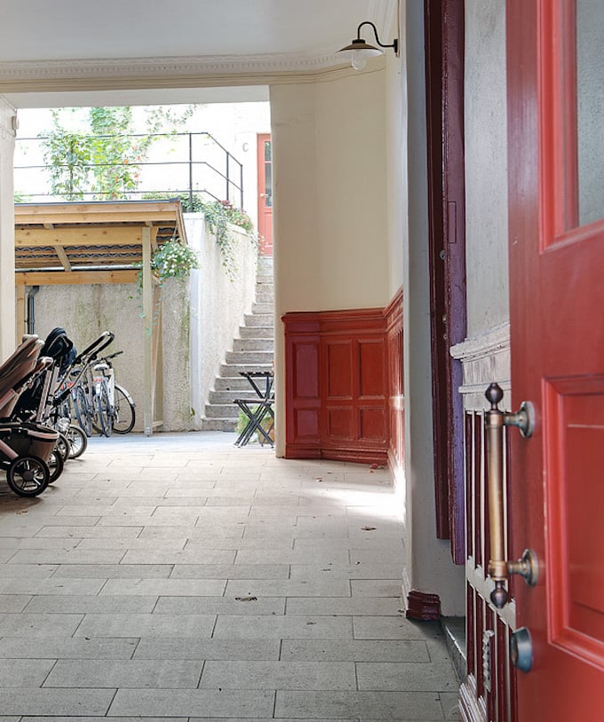 35 m2 pour vivre studio cour intérieur mur moulé bicolore rouge blanc escalier pierre - blog déco - clem around the corner
