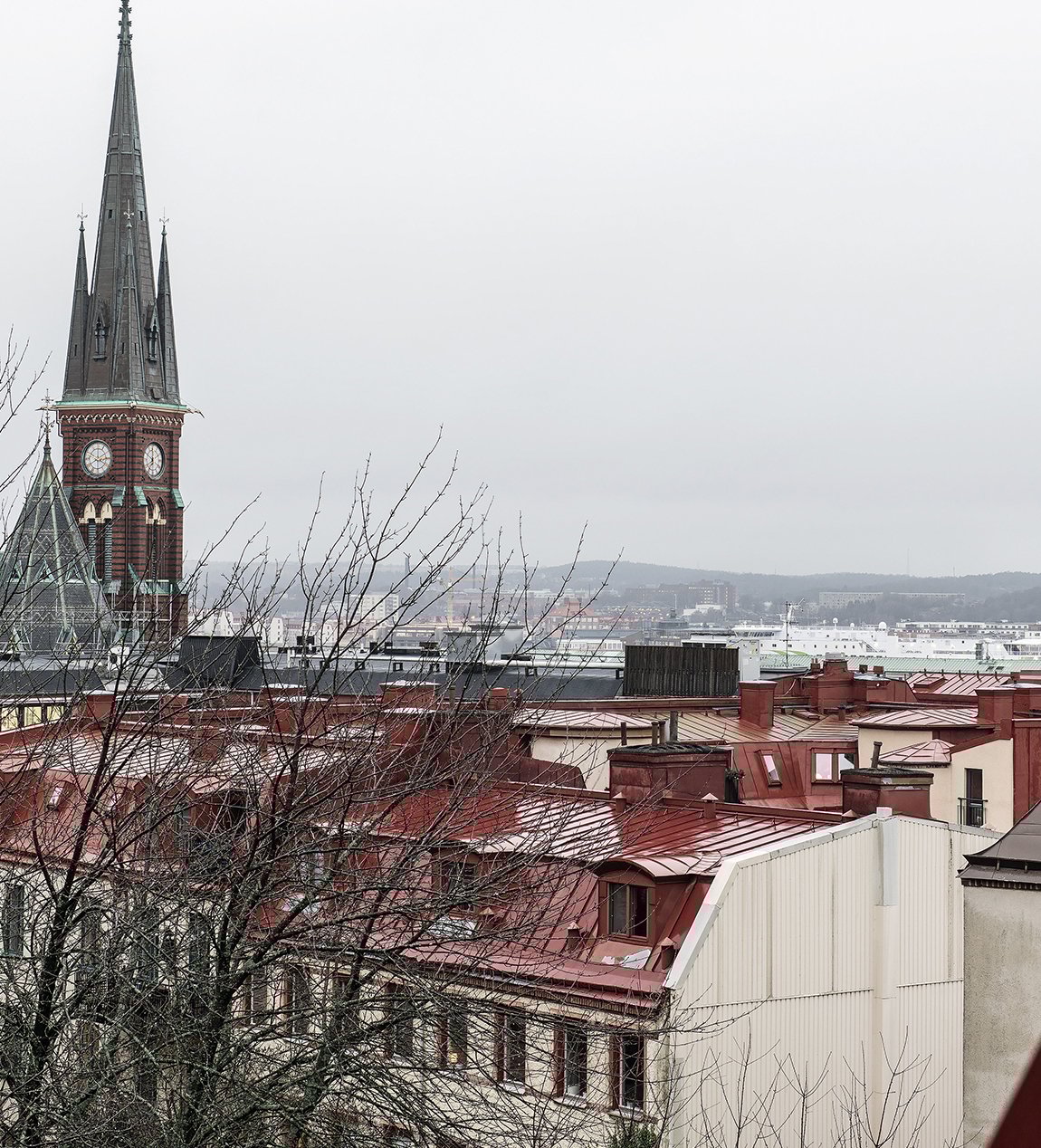 idée déco studio vue terrasse toits immeuble rouge beige suède - blog déco - clem around the corner