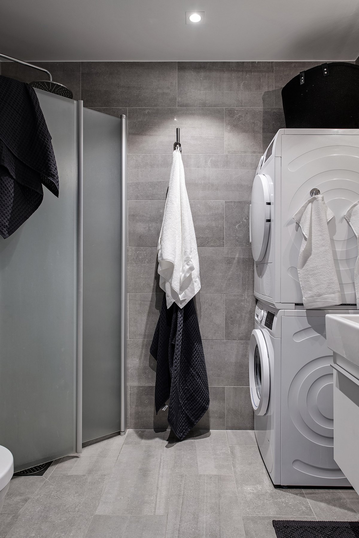 idée déco studio salle de bain carrelage béton gris sombre rangement fonctionnel serviette blanche douche vitre - blog déco - clem around the corner