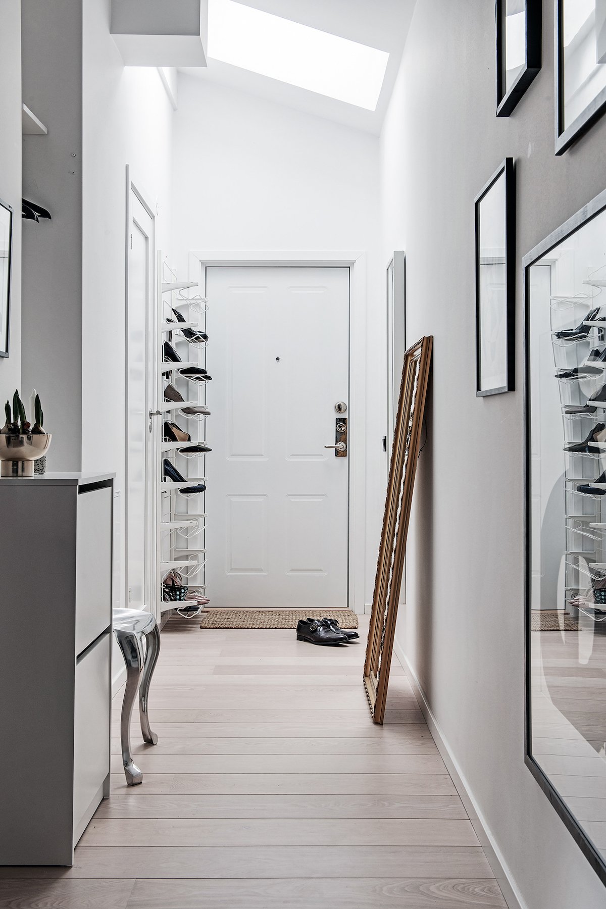 idée déco studio hall entrée blanche style lumineux épuré porte miroir marron tapis osier rectangle lucarne lumière blond - blog déco - clem around the corner