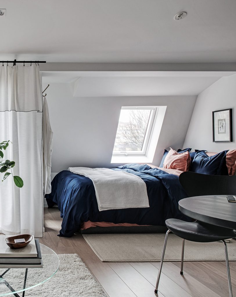 idée déco studio chambre lit matelas fenêtre chaise noir - blog déco - clem around the corner